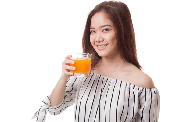 Joven mujer asiática beber jugo de naranja . — Foto de Stock
