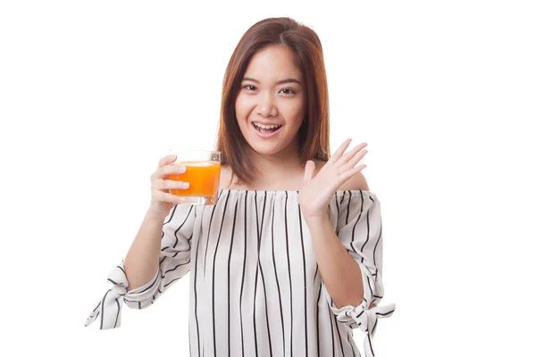 Glücklich junge asiatische Frau trinken Orangensaft. — Stockfoto