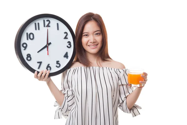 Mujer asiática con un reloj beber jugo de naranja . — Foto de Stock
