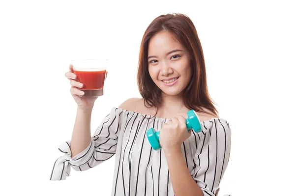 Friska asiatisk kvinna med hantel och tomatjuice. — Stockfoto