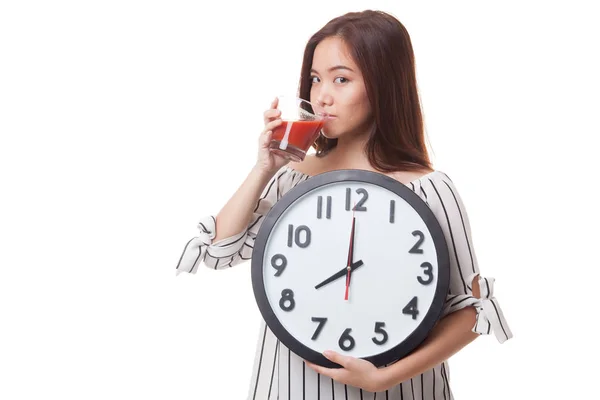 Jeune femme asiatique avec du jus de tomate et horloge . — Photo