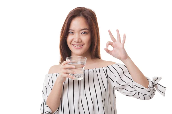 Молодая азиатка не против выпить стакан питьевой воды . — стоковое фото