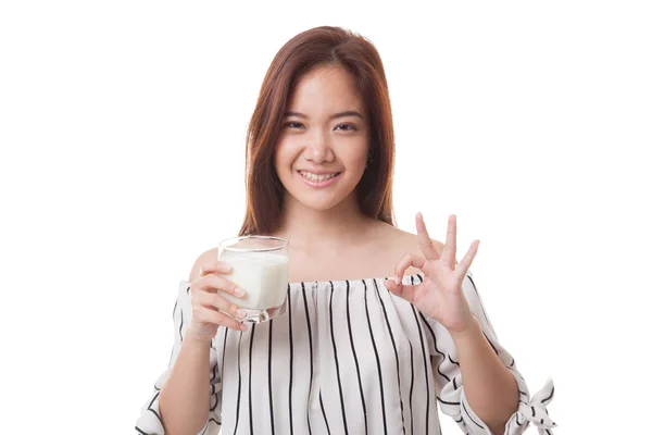 Gezonde Aziatische vrouw drinken van een glas melk Ok teken weergeven. — Stockfoto