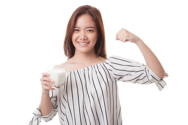 Gezonde Aziatische vrouw drinken van een glas melk. — Stockfoto