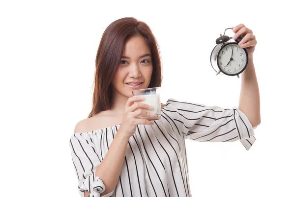 Saludable mujer asiática bebiendo vaso de leche celebrar reloj . — Foto de Stock