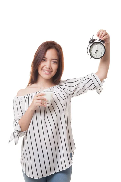 Gezonde Aziatische vrouw drinkglas van melk houd clock. — Stockfoto