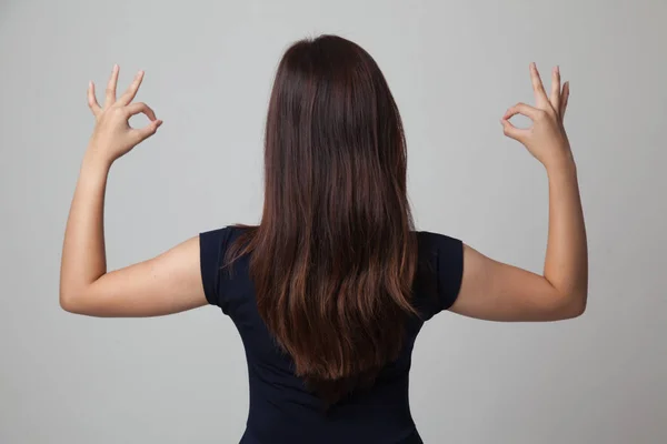 Rückseite der asiatischen Frau zeigen Double ok Handzeichen. — Stockfoto