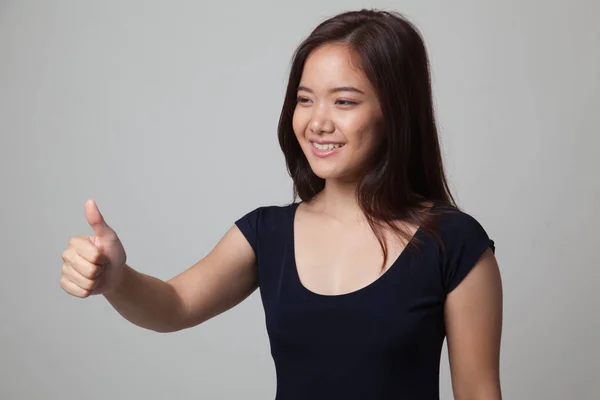 Asiático mulher polegares para cima e sorriso . — Fotografia de Stock