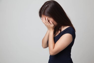 Üzgün genç Asyalı kadın avuç içi ağlar.