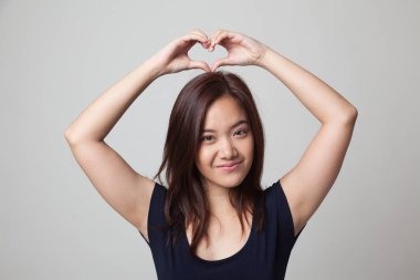 Genç Asyalı kadın kalp el işareti el hareketi.