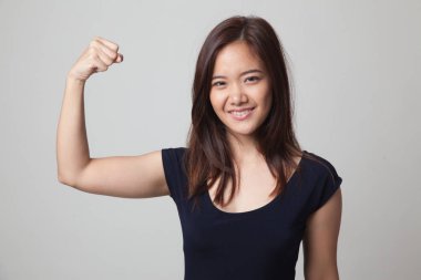 Güzel genç Asyalı kadın flex pazı.