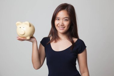 Bir domuz para banka ile genç Asyalı kadın.