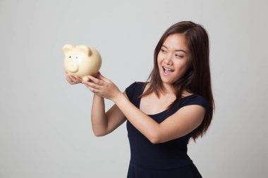 Bir domuz para banka ile genç Asyalı kadın.