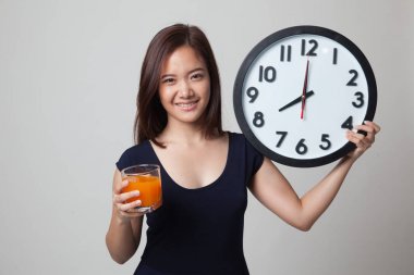 Asyalı kadın saati içki portakal suyu ile.