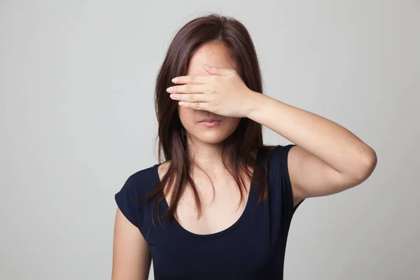 Jonge Aziatische vrouw sluit haar ogen met de hand. — Stockfoto