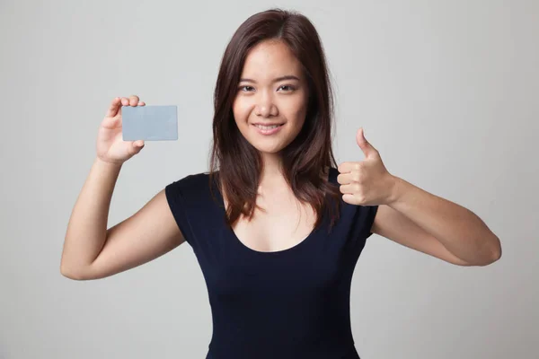 Ung asiatisk kvinna tummen upp med ett tomt kort. — Stockfoto