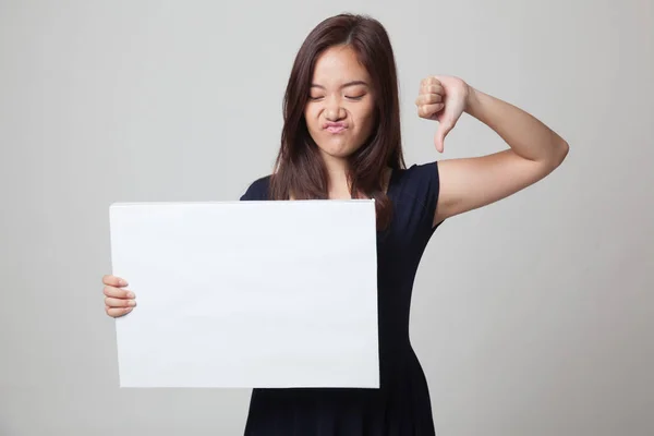 Jonge Aziatische vrouw show duimen naar beneden met witte leeg bord. — Stockfoto