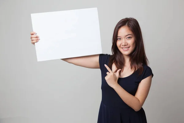 Ung asiatisk kvinna punkt till tomma tecken. — Stockfoto