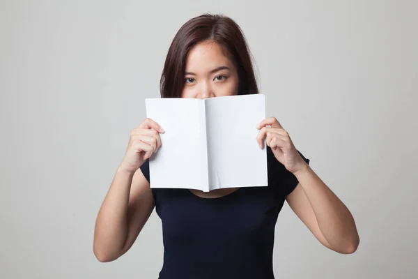 Jong aziatisch vrouw met een boek. — Stockfoto