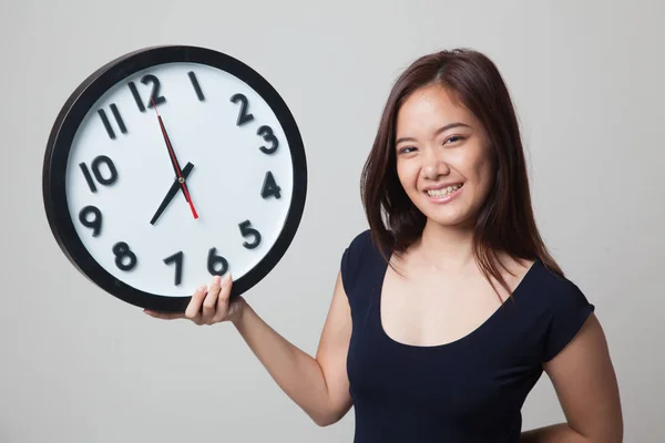 Junge asiatische Frau mit einer Uhr. — Stockfoto