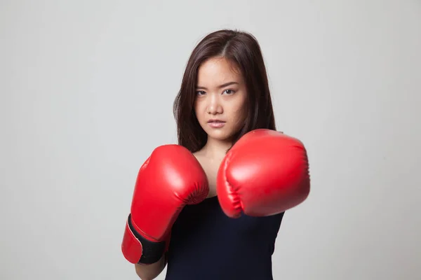 Joven mujer asiática con guantes de boxeo rojos . — Foto de Stock