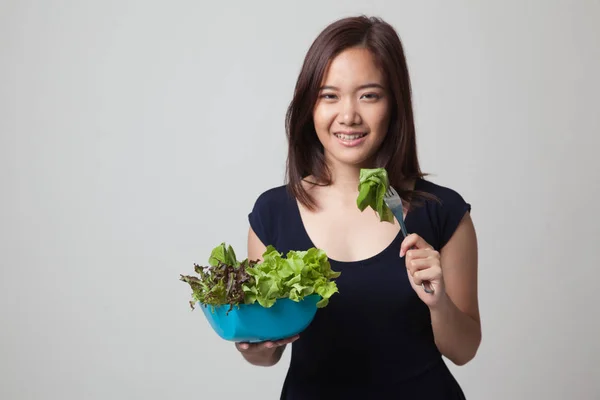 Friska asiatisk kvinna med sallad. — Stockfoto