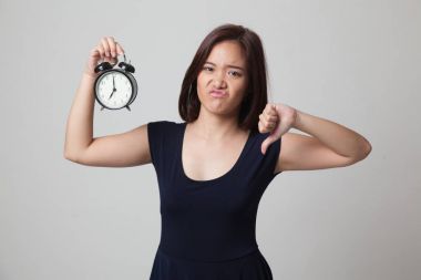 Genç Asyalı kadın başparmak aşağı bir saatli.