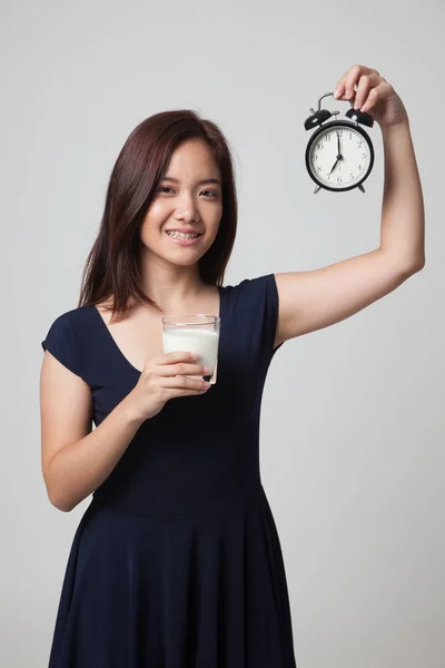 Femme asiatique en bonne santé boire verre de lait tenir horloge . — Photo