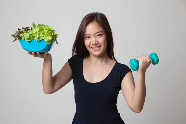 Friska asiatisk kvinna med hantlar och sallad. — Stockfoto