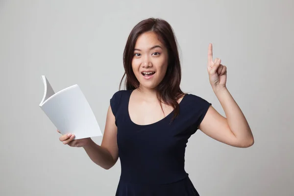 Junge asiatische Frau mit einem Buch haben eine Idee. — Stockfoto