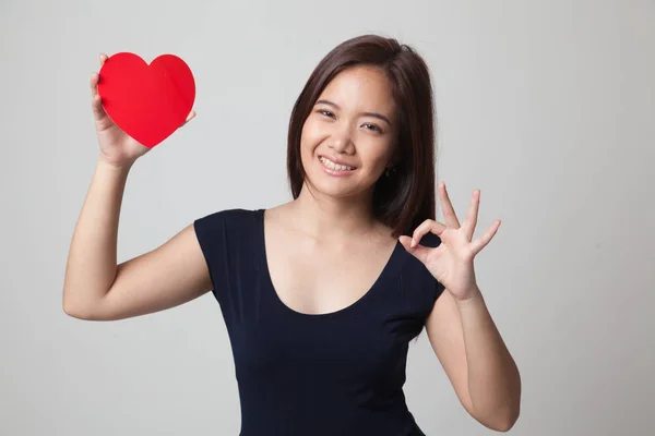 Asiatico donna spettacolo OK con rosso cuore . — Foto Stock