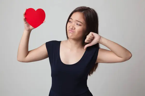 Aziatische vrouw duim omlaag met rood hart. — Stockfoto