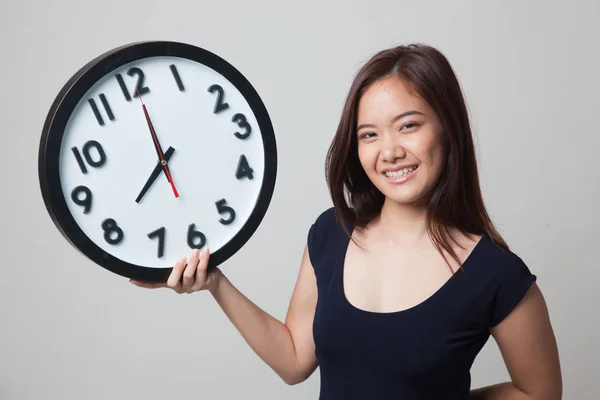 Fiatal ázsiai nő egy órával. — Stock Fotó