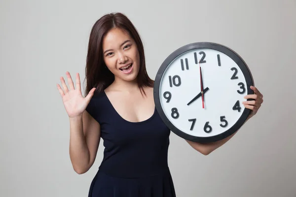 Glücklich junge asiatische Frau mit einer Uhr. — Stockfoto