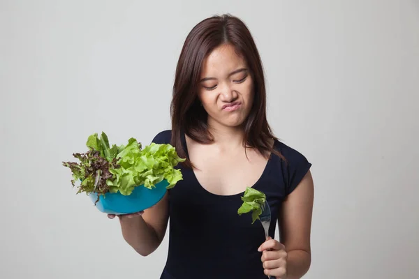 Asiatisk kvinna hat sallad. — Stockfoto