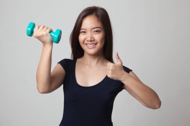 Sağlıklı Asyalı kadın Yaşasın dumbbells ile.