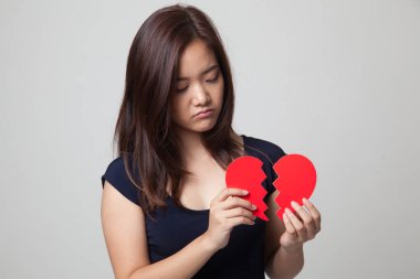 Güzel genç Asyalı kadın ile kırık kalp.