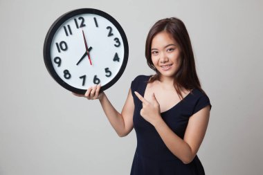 Bir saat noktasına genç Asyalı kadın.