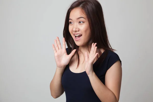 Genç Asyalı kadın şaşırır ve gülümse. — Stok fotoğraf