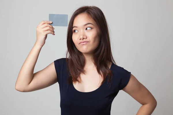 Jeune femme asiatique penser avec une carte blanche . — Photo