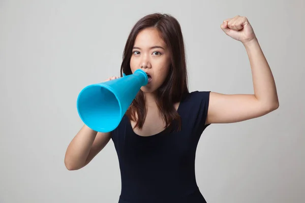 Mooie jonge Aziatische vrouw kondigen met megafoon. — Stockfoto
