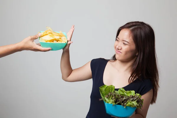 Giovane donna asiatica con insalata dire di no alle patatine fritte . — Foto Stock