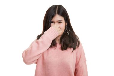 Kötü bir koku yüzünden burnunu tutan genç Asyalı kadın.