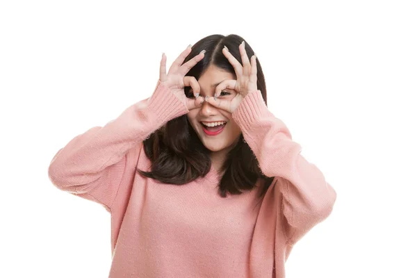 Mujer asiática hacer divertido doble OK signo como gafas . — Foto de Stock