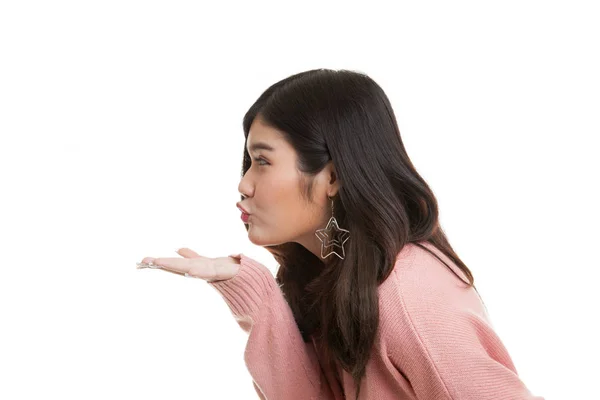 Beautiful young Asian woman blow a kiss. — Stock Photo, Image