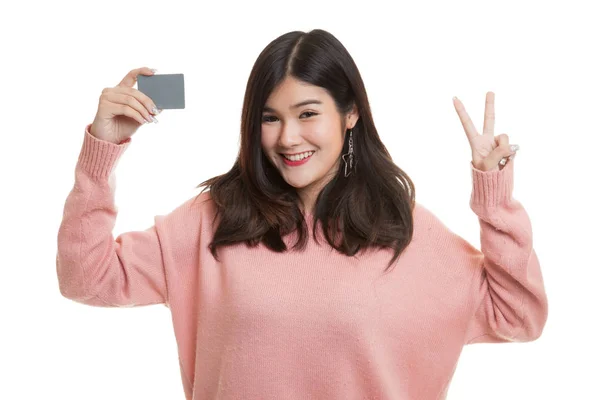 Jovem mulher asiática mostrar vitória com um cartão em branco . — Fotografia de Stock