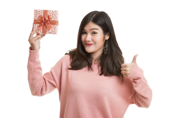 Joven mujer asiática pulgares arriba con una caja de regalo . —  Fotos de Stock