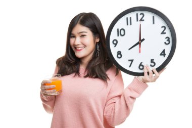 Asyalı kadın saati içki portakal suyu ile.