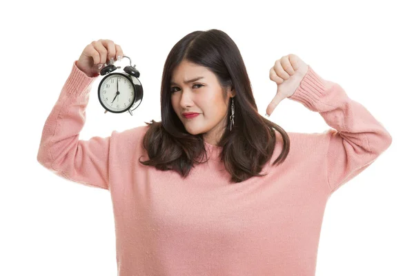 Ung asiatisk kvinna tummen ner med en klocka. — Stockfoto