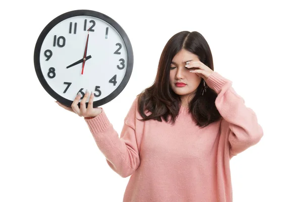 Sonnolenta giovane donna asiatica con un orologio al mattino . — Foto Stock